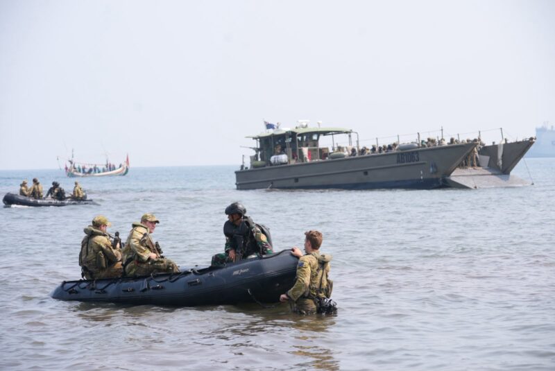 Prajurit TNI bersama Angkatan Bersenjata Australia (Australian Defence Force/ADF) melaksanakan pemantapan latihan operasi pendaratan amfib