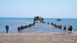 TNI dan Angkatan Bersenjata Australia (Australian Defence Force/ADF) memadukan kekuatan laut, udara, dan darat dalam demonstrasi operasi pendaratan amfibi