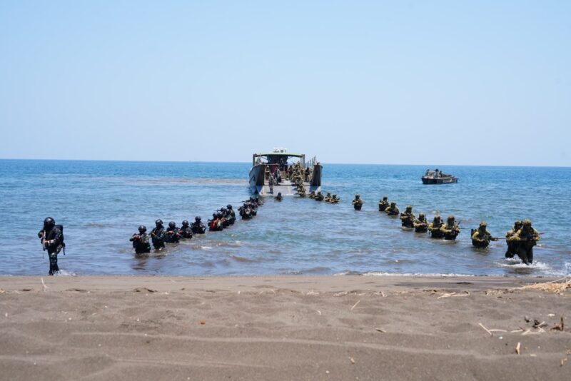 TNI dan Angkatan Bersenjata Australia (Australian Defence Force/ADF) memadukan kekuatan laut, udara, dan darat dalam demonstrasi operasi pendaratan amfibi