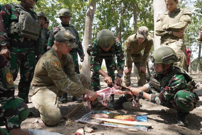 Prajurit TNI bersama Angkatan Bersenjata Australia (Australian Defence Force/ADF) melaksanakan survival training
