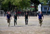 Prajurit Artileri Medan (Armed) TNI bersama prajurit Angkatan Bersenjata Australia (Australian Defence Force/ADF) menggelar Armed Subject Matter Expert Exchange