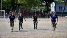 Prajurit Artileri Medan (Armed) TNI bersama prajurit Angkatan Bersenjata Australia (Australian Defence Force/ADF) menggelar Armed Subject Matter Expert Exchange