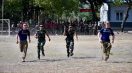 Prajurit Artileri Medan (Armed) TNI bersama prajurit Angkatan Bersenjata Australia (Australian Defence Force/ADF) menggelar Armed Subject Matter Expert Exchange