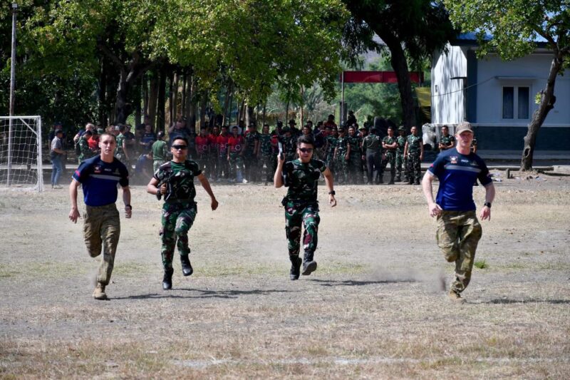 Prajurit Artileri Medan (Armed) TNI bersama prajurit Angkatan Bersenjata Australia (Australian Defence Force/ADF) menggelar Armed Subject Matter Expert Exchange
