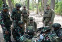 Prajurit Batalyon Zeni Tempur (Yonzipur) 5/ABW Kodam V/Brawijaya bersama prajurit Angkatan Bersenjata Australia (Australian Defence Force/ADF) melaksanakan latihan penanganan bahan peledak