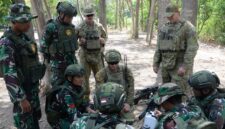 Prajurit Batalyon Zeni Tempur (Yonzipur) 5/ABW Kodam V/Brawijaya bersama prajurit Angkatan Bersenjata Australia (Australian Defence Force/ADF) melaksanakan latihan penanganan bahan peledak