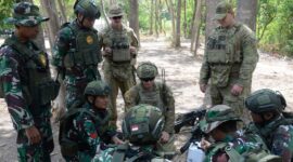 Prajurit Batalyon Zeni Tempur (Yonzipur) 5/ABW Kodam V/Brawijaya bersama prajurit Angkatan Bersenjata Australia (Australian Defence Force/ADF) melaksanakan latihan penanganan bahan peledak
