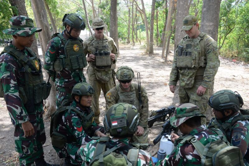 Prajurit Batalyon Zeni Tempur (Yonzipur) 5/ABW Kodam V/Brawijaya bersama prajurit Angkatan Bersenjata Australia (Australian Defence Force/ADF) melaksanakan latihan penanganan bahan peledak