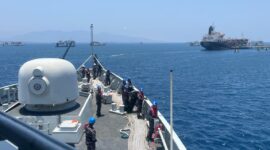 KRI Sultan Iskandar Muda (SIM)-367 dari Satuan Kapal Eskorta (Satkor) Koarmada II bersama Helikopter Panther HS-1305 Puspenerbal melaksanakan latihan unsur laut