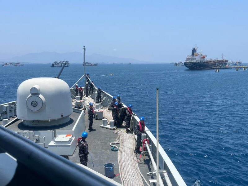 KRI Sultan Iskandar Muda (SIM)-367 dari Satuan Kapal Eskorta (Satkor) Koarmada II bersama Helikopter Panther HS-1305 Puspenerbal melaksanakan latihan unsur laut