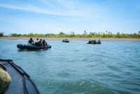 Prajurit Komando Pasukan Katak (Kopaska) TNI AL bersama unsur Maritime Tactical Operations (MTO) Angkatan Bersenjata Australia (Australian Defence Force/ADF) melaksanakan infiltrasi bawah air