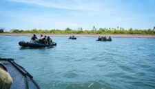 Prajurit Komando Pasukan Katak (Kopaska) TNI AL bersama unsur Maritime Tactical Operations (MTO) Angkatan Bersenjata Australia (Australian Defence Force/ADF) melaksanakan infiltrasi bawah air