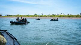 Prajurit Komando Pasukan Katak (Kopaska) TNI AL bersama unsur Maritime Tactical Operations (MTO) Angkatan Bersenjata Australia (Australian Defence Force/ADF) melaksanakan infiltrasi bawah air