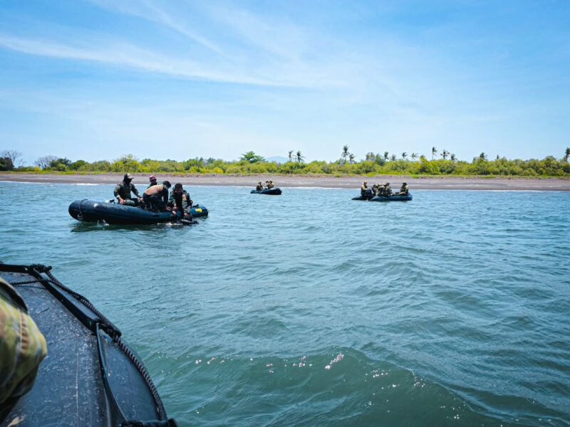 Prajurit Komando Pasukan Katak (Kopaska) TNI AL bersama unsur Maritime Tactical Operations (MTO) Angkatan Bersenjata Australia (Australian Defence Force/ADF) melaksanakan infiltrasi bawah air