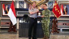 Panglima TNI Jenderal TNI Agus Subiyanto didampingi para Kepala Staf Angkatan dan pejabat utama Mabes TNI menerima kunjungan silaturahmi Kepala Kepolisian Negara Republik Indonesia (Kapolri) Jenderal Polisi Dr. (H.C.) Suyudi Ario Seto, S.I.K., S.H., M.Si.