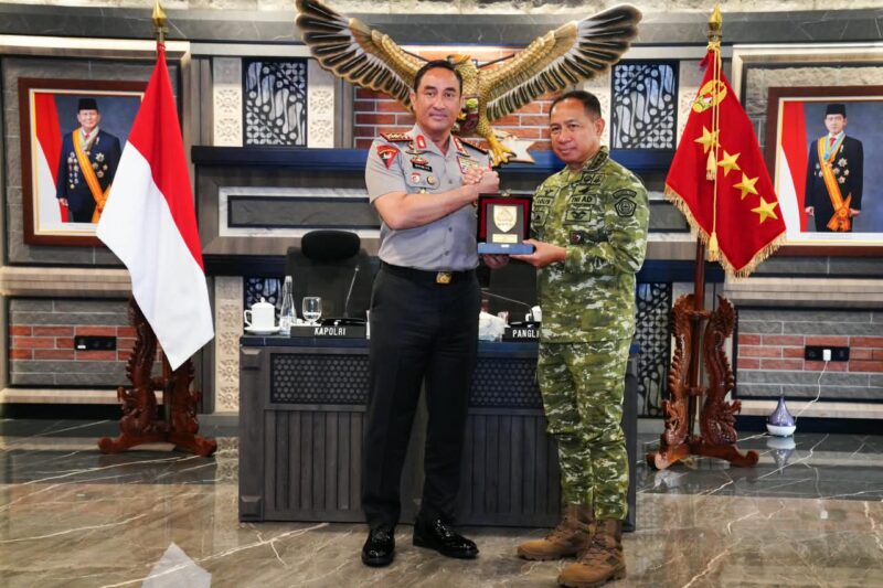 Panglima TNI Jenderal TNI Agus Subiyanto didampingi para Kepala Staf Angkatan dan pejabat utama Mabes TNI menerima kunjungan silaturahmi Kepala Kepolisian Negara Republik Indonesia (Kapolri) Jenderal Polisi Dr. (H.C.) Suyudi Ario Seto, S.I.K., S.H., M.Si.