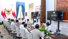 Panglima TNI Jenderal TNI Agus Subiyanto menghadiri rapat terbatas dengan agenda pembahasan penanganan kebakaran hutan dan lahan