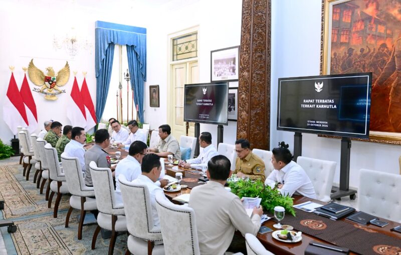Panglima TNI Jenderal TNI Agus Subiyanto menghadiri rapat terbatas dengan agenda pembahasan penanganan kebakaran hutan dan lahan