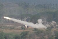 Prajurit TNI bersama prajurit Angkatan Bersenjata Australia (Australian Defence Force/ADF) unjuk kemampuan dalam Combined Joint Live Fire Exercise