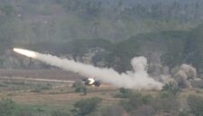 Prajurit TNI bersama prajurit Angkatan Bersenjata Australia (Australian Defence Force/ADF) unjuk kemampuan dalam Combined Joint Live Fire Exercise
