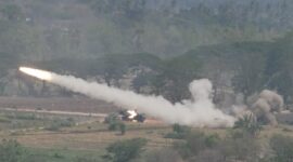 Prajurit TNI bersama prajurit Angkatan Bersenjata Australia (Australian Defence Force/ADF) unjuk kemampuan dalam Combined Joint Live Fire Exercise