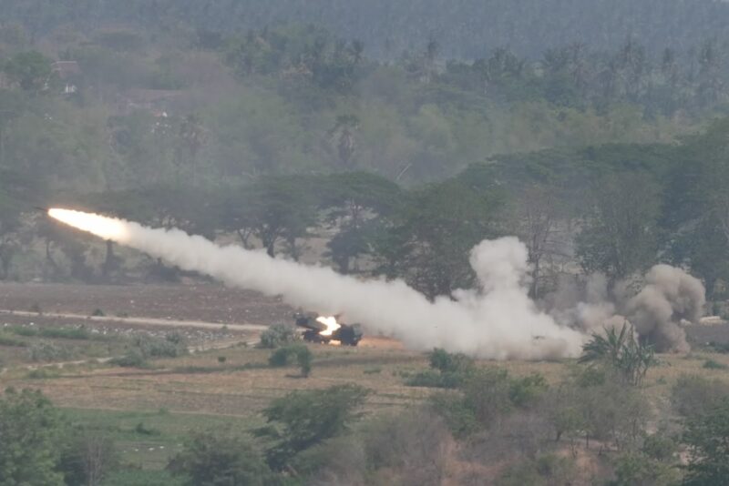 Prajurit TNI bersama prajurit Angkatan Bersenjata Australia (Australian Defence Force/ADF) unjuk kemampuan dalam Combined Joint Live Fire Exercise