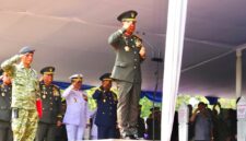 Panglima TNI Jenderal TNI Agus Subiyanto selaku Inspektur Upacara memimpin jalannya upacara pemakaman jenazah almarhum Jenderal TNI (Purn) Subagyo Hadi Siswoyo
