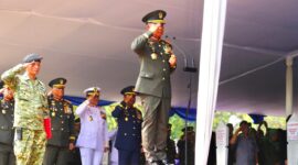 Panglima TNI Jenderal TNI Agus Subiyanto selaku Inspektur Upacara memimpin jalannya upacara pemakaman jenazah almarhum Jenderal TNI (Purn) Subagyo Hadi Siswoyo