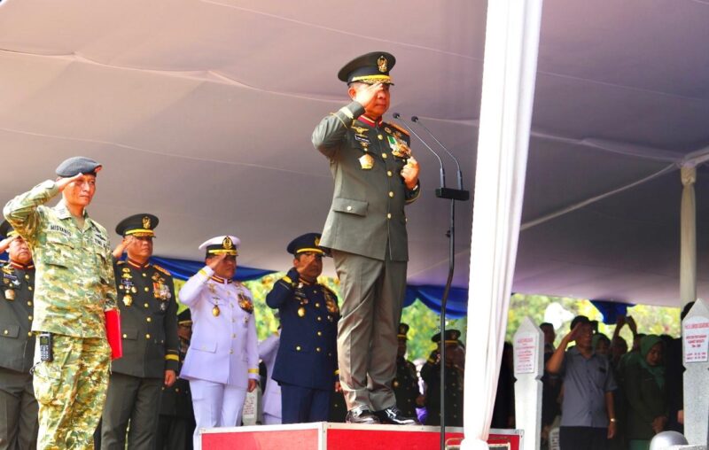 Panglima TNI Jenderal TNI Agus Subiyanto selaku Inspektur Upacara memimpin jalannya upacara pemakaman jenazah almarhum Jenderal TNI (Purn) Subagyo Hadi Siswoyo