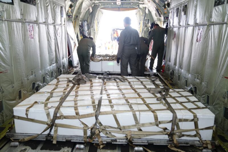 TNI kembali menambah 3,6 ton dry ice dan 5,1 ton natrium klorida (NaCl) untuk mendukung operasi modifikasi cuaca dalam penanganan kebakaran hutan dan lahan