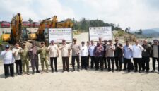 Panglima TNI Jenderal TNI Agus Subiyanto bersama Menteri Pertahanan RI Sjafrie Sjamsoeddin, Jaksa Agung Burhanuddin dan Kapolri Jenderal Polisi Suyudi Ario Seto melaksanakan kunjungan kerja