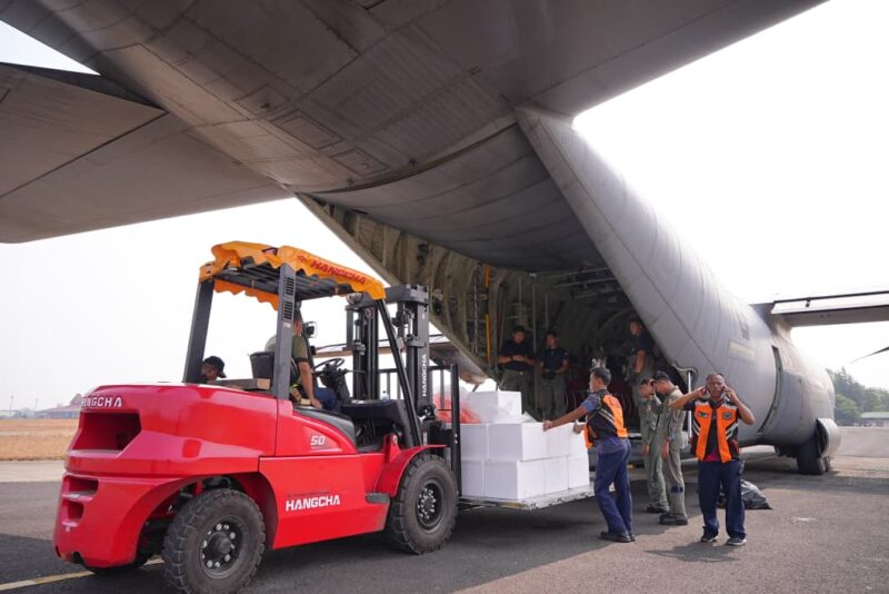 TNI kembali mengerahkan pesawat Hercules dari Pangkalan TNI AU Halim Perdanakusuma, Jakarta Timur, untuk mendukung penanganan kebakaran hutan dan lahan