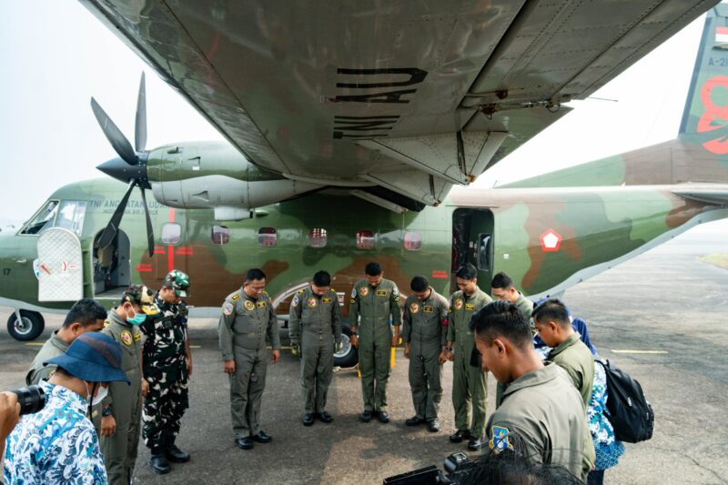 TNI bersama tim gabungan terus mengoptimalkan pelaksanaan Operasi Modifikasi Cuaca (OMC) guna mempercepat penanganan kebakaran hutan dan lahan