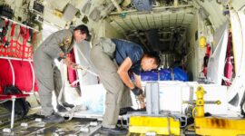 TNI mengerahkan pesawat Hercules dari Pangkalan TNI AU Halim Perdanakusuma, Jakarta Timur, untuk mengirimkan 3,6 ton dry ice ke Banjarmasin, Kalimantan Selatan, dan Palembang