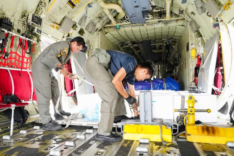 TNI mengerahkan pesawat Hercules dari Pangkalan TNI AU Halim Perdanakusuma, Jakarta Timur, untuk mengirimkan 3,6 ton dry ice ke Banjarmasin, Kalimantan Selatan, dan Palembang