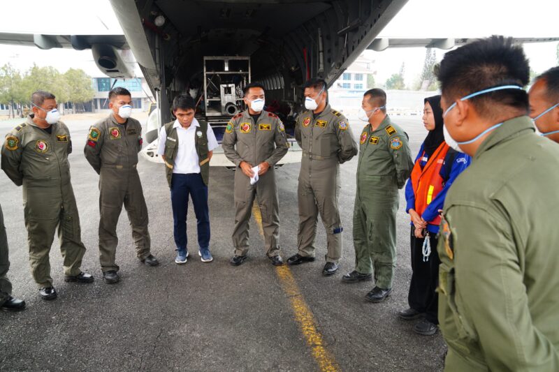 TNI bersama BMKG dan instansi lainnya melaksanakan Operasi Modifikasi Cuaca (OMC) untuk mendukung penanganan kebakaran hutan dan lahan