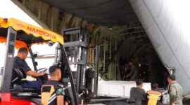 TNI mengintensifkan pengiriman logistik Operasi Modifikasi Cuaca (OMC) untuk mendukung penanganan kebakaran hutan dan lahan