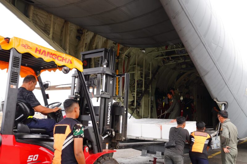 TNI mengintensifkan pengiriman logistik Operasi Modifikasi Cuaca (OMC) untuk mendukung penanganan kebakaran hutan dan lahan
