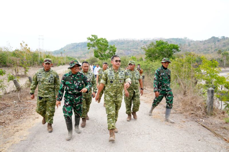 Wakil Panglima TNI Jenderal TNI Maruli Simanjuntak merangkap Kepala Badan Nasional Pengelola Perbatasan dan Daerah Terpencil (BNPPDT), meninjau kawasan perbatasan