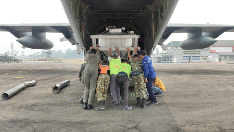 TNI bersama BMKG dan tim gabungan terus memfokuskan pengerahan Alutsista udara serta armada pesawat sipil dalam Operasi Modifikasi Cuaca