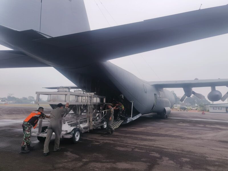 TNI bersama BMKG dan tim gabungan melaksanakan Operasi Modifikasi Cuaca (OMC) dengan mengerahkan Alutsista udara