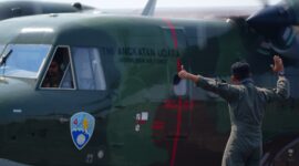 TNI berhasil menabur 11,2 ton garam dalam Operasi Modifikasi Cuaca (OMC) untuk mendukung penanggulangan kebakaran hutan dan lahan