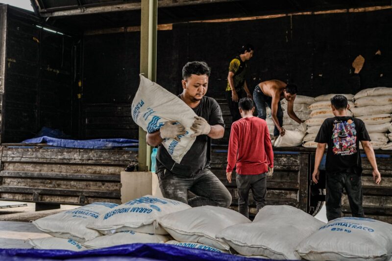 TNI bersama tim gabungan terus mengintensifkan pengiriman logistik guna percepatan penanganan Karhutla