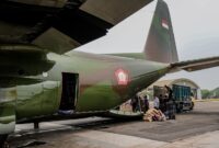 TNI bersama tim gabungan terus mengintensifkan dukungan logistik Operasi Modifikasi Cuaca (OMC) untuk mempercepat penanganan kebakaran hutan dan lahan