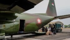 TNI bersama tim gabungan terus mengintensifkan dukungan logistik Operasi Modifikasi Cuaca (OMC) untuk mempercepat penanganan kebakaran hutan dan lahan