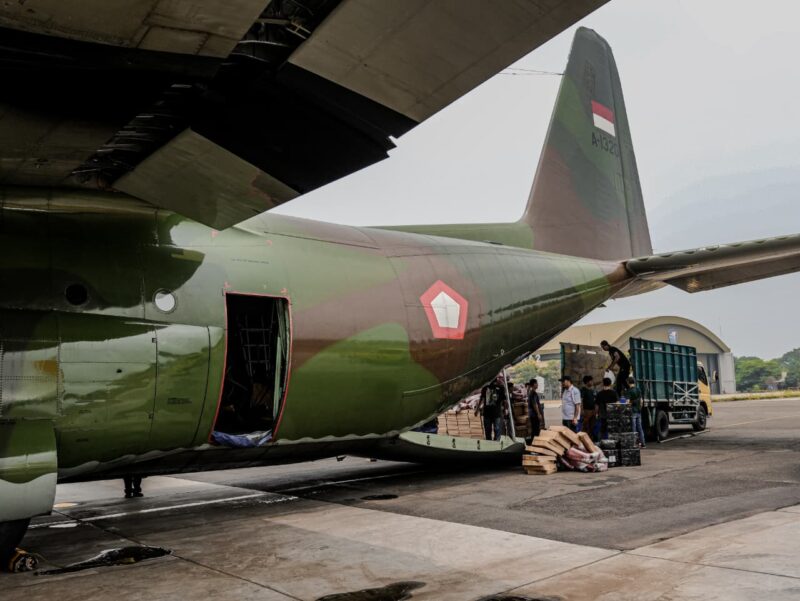 TNI bersama tim gabungan terus mengintensifkan dukungan logistik Operasi Modifikasi Cuaca (OMC) untuk mempercepat penanganan kebakaran hutan dan lahan