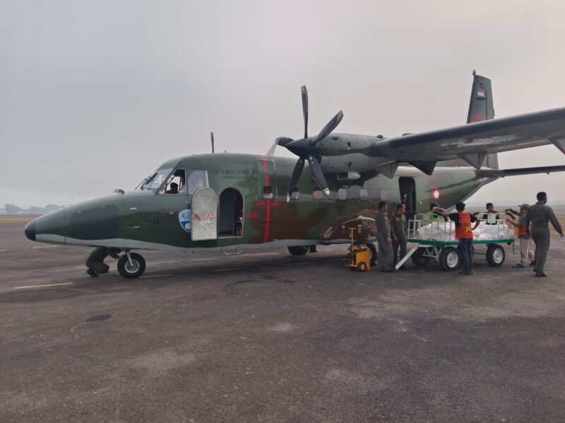 TNI bersama BMKG dan tim gabungan terus mengoptimalkan pengerahan Alutsista udara serta armada pesawat sipil dalam Operasi Modifikasi Cuaca