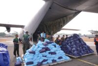 TNI terus mengintensifkan penanganan kebakaran hutan dan lahan (Karhutla) melalui pengiriman pasokan logistik Operasi Modifikasi Cuaca