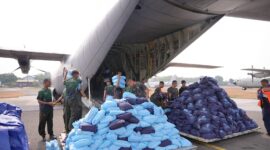 TNI terus mengintensifkan penanganan kebakaran hutan dan lahan (Karhutla) melalui pengiriman pasokan logistik Operasi Modifikasi Cuaca