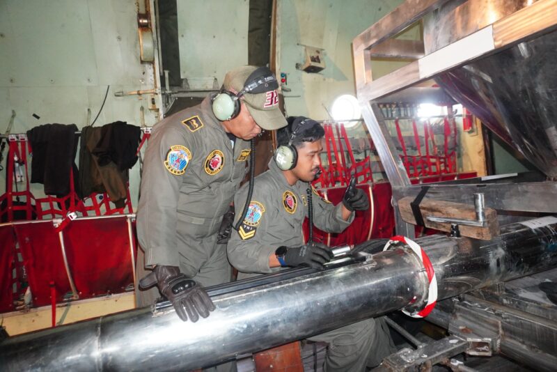 TNI bersama BMKG dan instansi terkait lainnya, yang tergabung dalam Operasi Modifikasi Cuaca (OMC), melaksanakan penyemaian sebanyak 10,8 ton garam dan dry ice